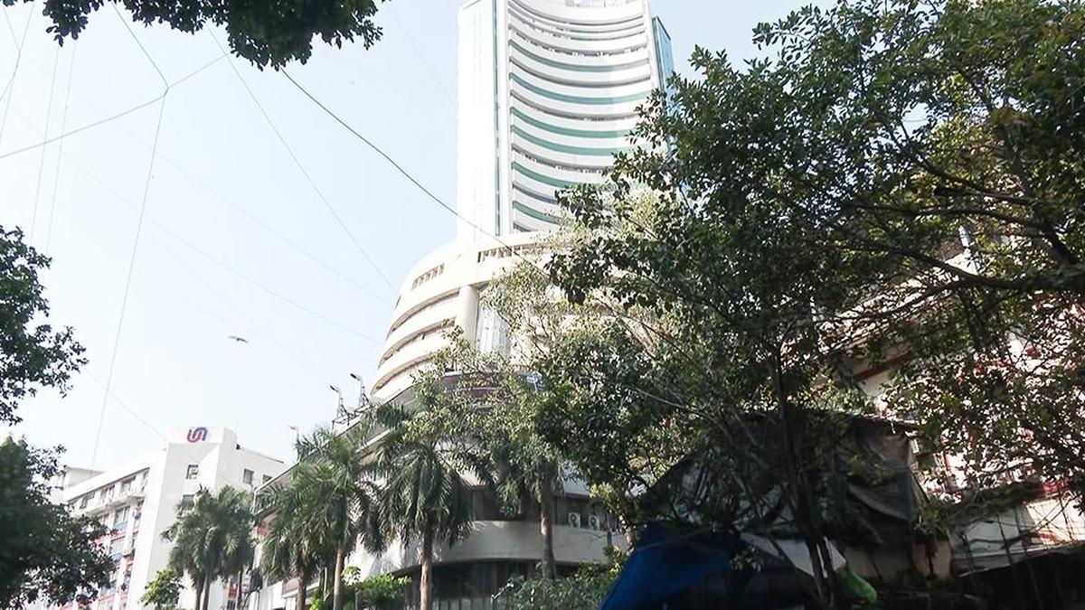 Market's early rally fizzles out as banking, financial stocks weigh on benchmarks